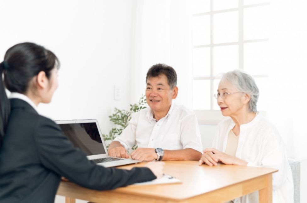 3人で対面でお話ししている写真