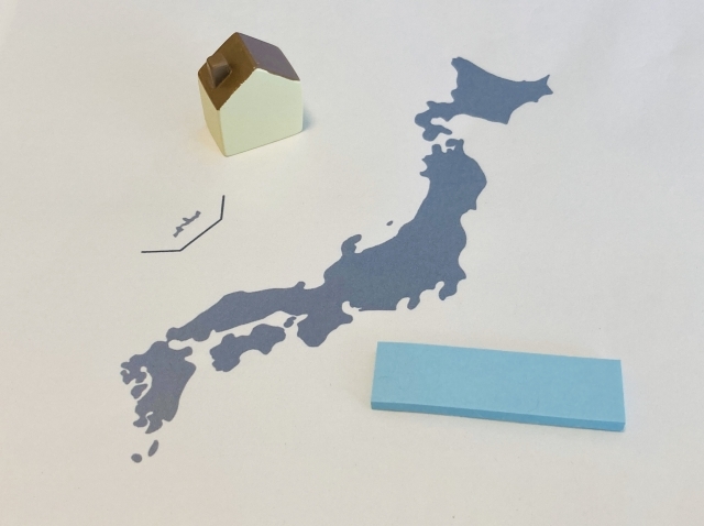 パソコンのキーボードでタイピングしている写真